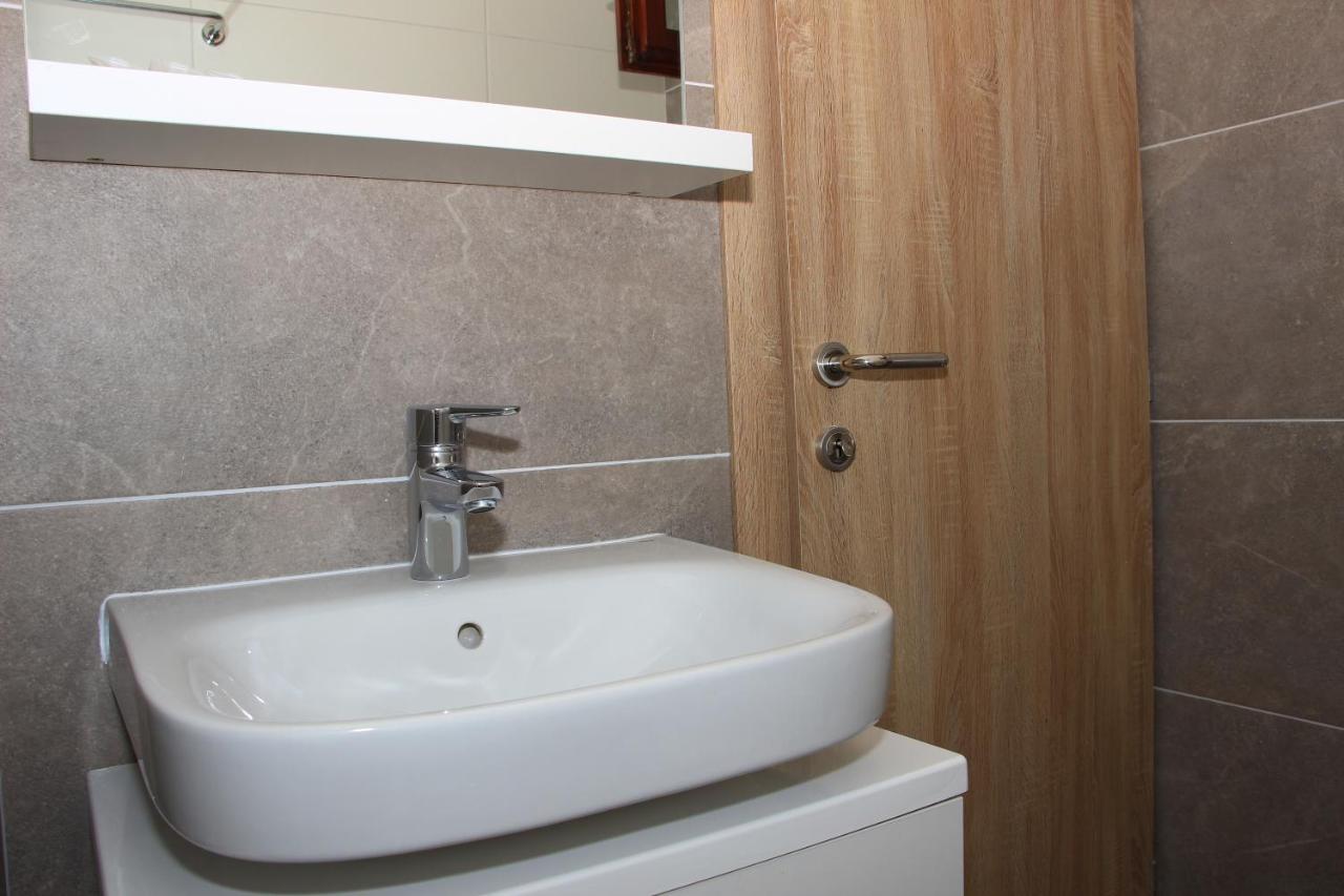 Apartments Jezera Lovisca מראה חיצוני תמונה
